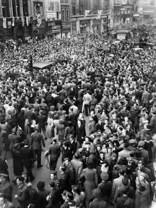 Framed Print : VE Day celebrations in London at the end of the Second World War Framed Print : VE Day celebrations in London at the end of the Second World War