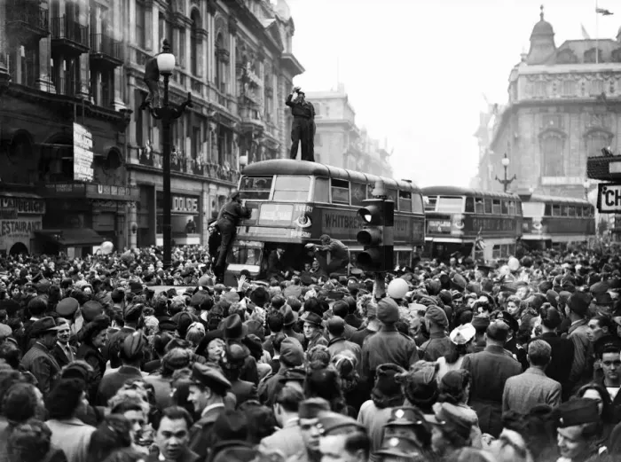 Framed Print : VE Day celebrations in London at the end of the Second World War Framed Print : VE Day celebrations in London at the end of the Second World War
