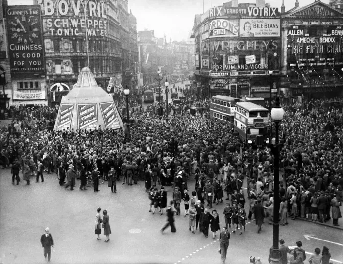 Framed Print : VE Day celebrations in London at the end of the Second World War Framed Print : VE Day celebrations in London at the end of the Second World War