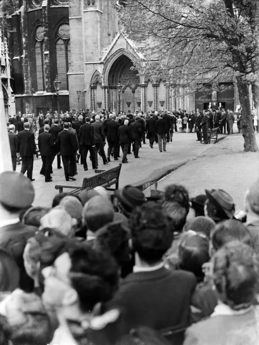 Framed Print : VE Day celebrations in London at the end of the Second World War Framed Print : VE Day celebrations in London at the end of the Second World War