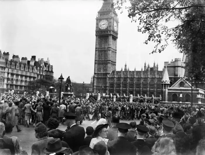 Framed Print : VE Day celebrations in London at the end of the Second World War Framed Print : VE Day celebrations in London at the end of the Second World War