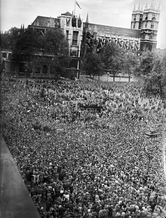 Framed Print : VE Day celebrations in London at the end of the Second World War
