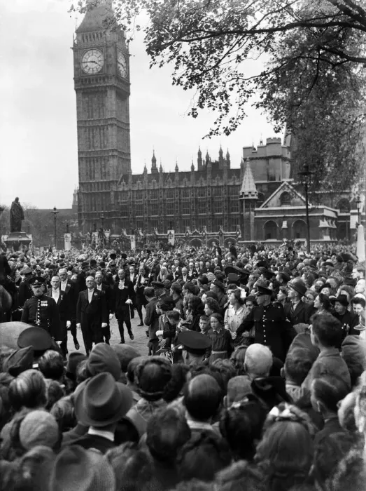 Framed Print : VE Day celebrations in London at the end of the Second World War Framed Print : VE Day celebrations in London at the end of the Second World War