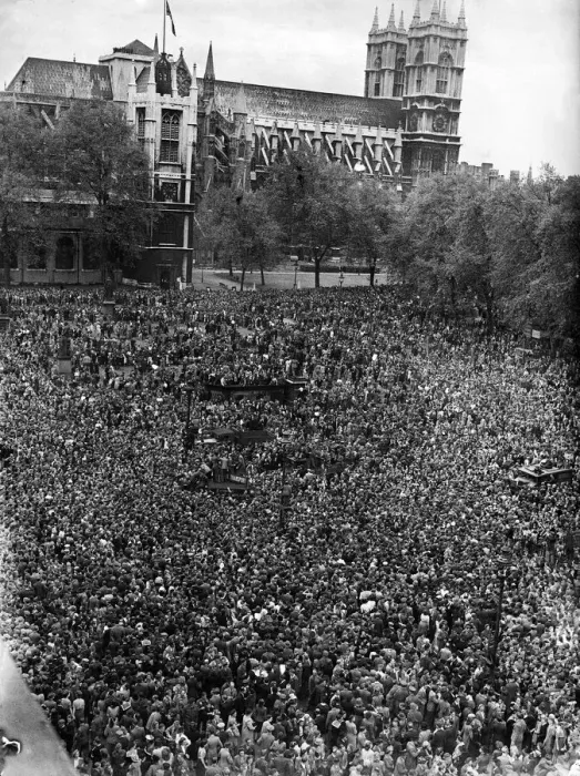Framed Print : VE Day celebrations in London at the end of the Second World War Framed Print : VE Day celebrations in London at the end of the Second World War