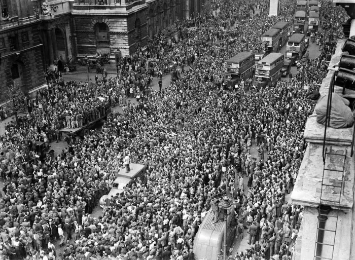 Framed Print : VE Day celebrations in London at the end of the Second World War Framed Print : VE Day celebrations in London at the end of the Second World War