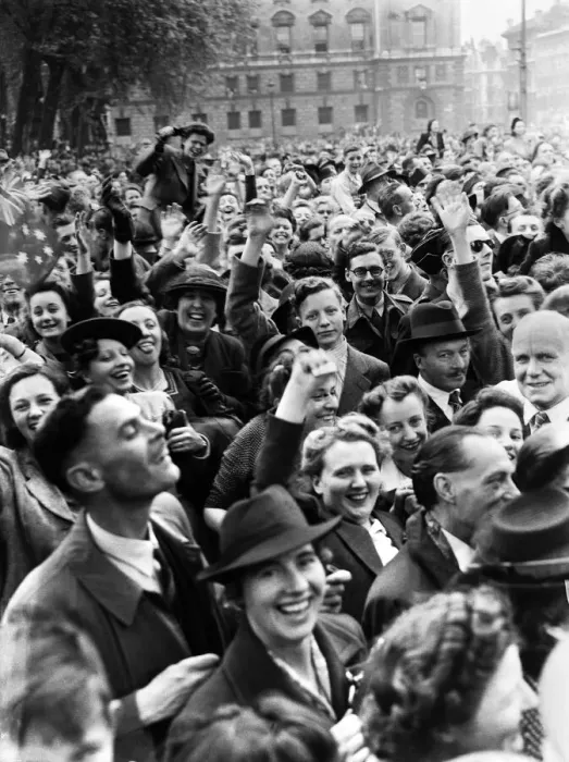 Framed Print : VE Day celebrations in London at the end of the Second World War Framed Print : VE Day celebrations in London at the end of the Second World War