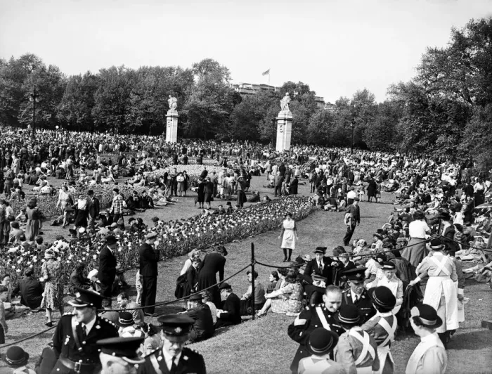 Framed Print : VE Day celebrations in London at the end of the Second World War Framed Print : VE Day celebrations in London at the end of the Second World War