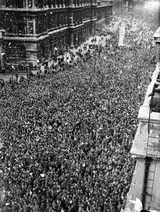 Framed Print : VE Day celebrations in London at the end of the Second World War Framed Print : VE Day celebrations in London at the end of the Second World War