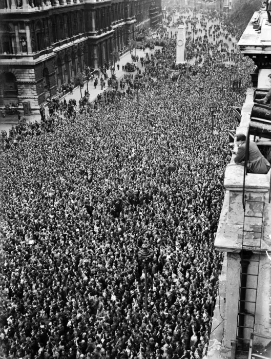 Framed Print : VE Day celebrations in London at the end of the Second World War Framed Print : VE Day celebrations in London at the end of the Second World War