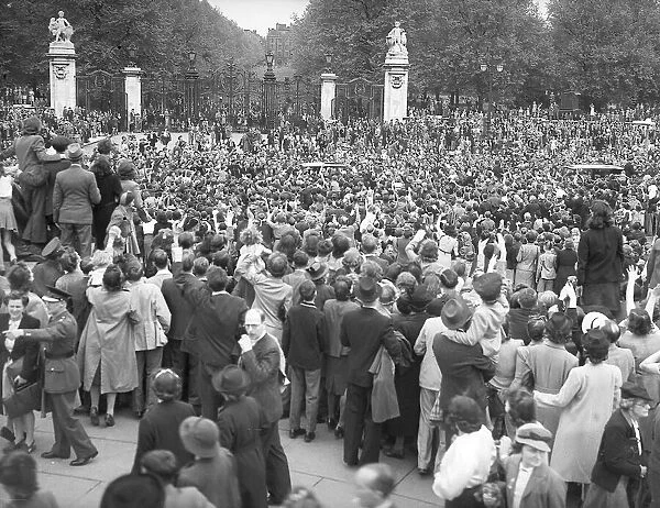 VE day scenes at Buckingham Palace during celebration in the end of WW2