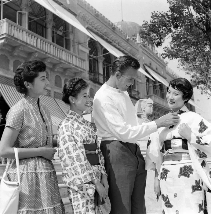 Framed Print : Venice Film Festival November 1954 Scott Brody with Kyko Kagawa