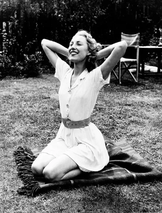 Framed Print : Vera Lynn, the WW2 Forces Favourite, in the garden of her home Framed Print : Vera Lynn, the WW2 Forces Favourite, in the garden of her home