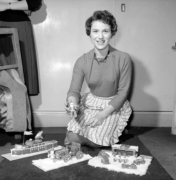 Vera McKecknie specialist cake maker. December 1956 A286-004