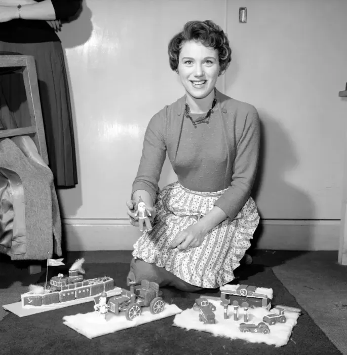 Framed Print : Vera McKecknie specialist cake maker. December 1956 A286-004 Framed Print : Vera McKecknie specialist cake maker. December 1956 A286-004