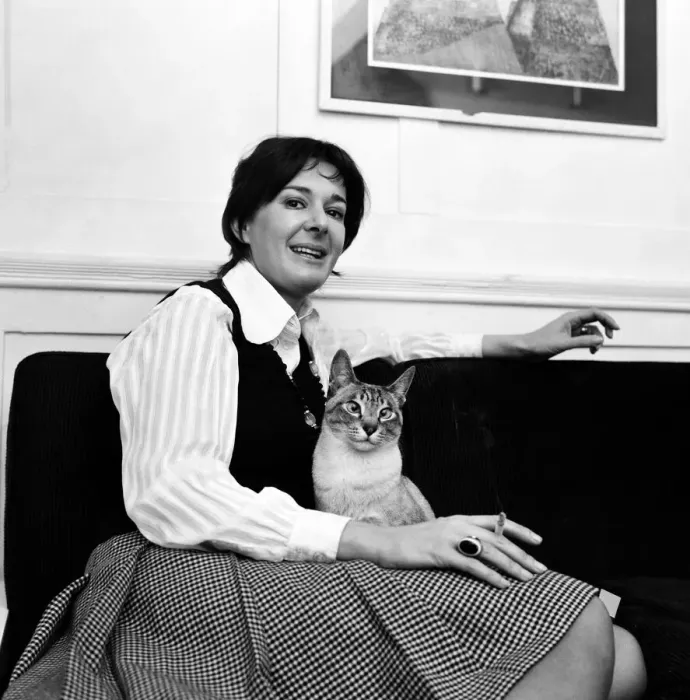 Framed Print : Verity Lambert, the new head of drama for Thames Television at her home with her cat Fat Framed Print : Verity Lambert, the new head of drama for Thames Television at her home with her cat Fat