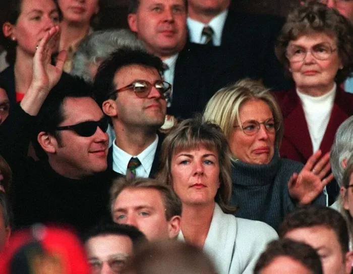 Framed Print : Vic Reeves and Ulrika Jonsson TV Presenter sitting in the stands at Old Trafford to watch