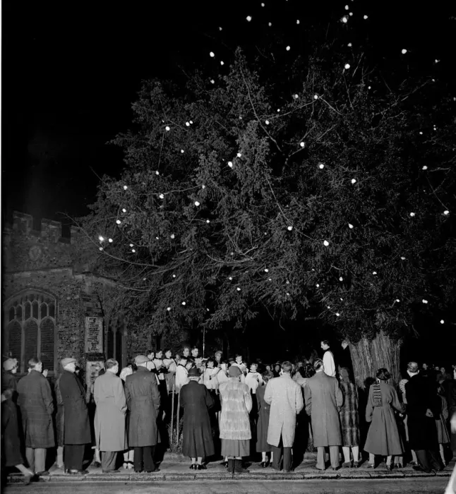 Framed Print : The vicar of Martins Church in Herne conducts a carol service under a christmas tree in