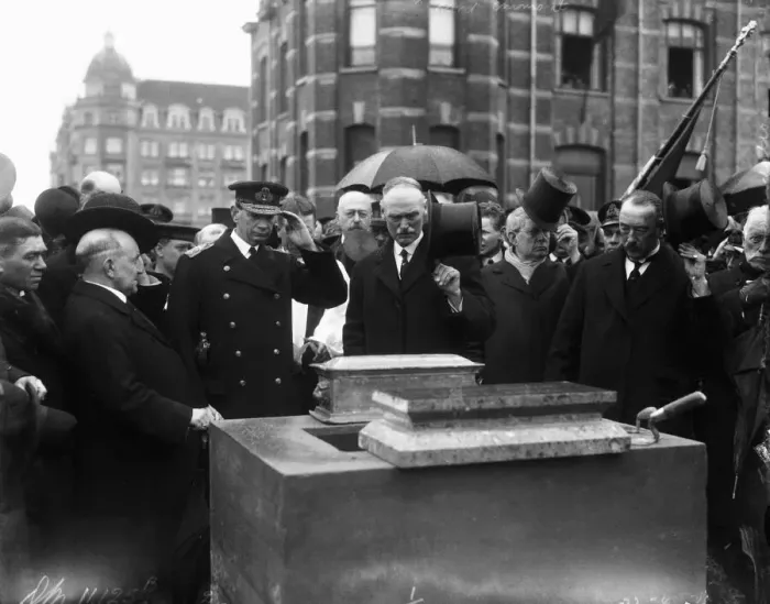 Framed Print : Vice Admiral Sir Roger Keyes and Lord Emmott laying the foundation stone of the Zeebrugge