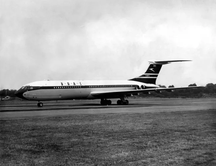 Framed Print : The Vickers VC10 making its first taxi test on the runway at the Vickers Airfield Framed Print : The Vickers VC10 making its first taxi test on the runway at the Vickers Airfield