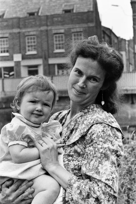 Framed Print : Victoria Gillick and her daughter Clementine, aged 1, at home in Wisbech, Cambridgeshire Framed Print : Victoria Gillick and her daughter Clementine, aged 1, at home in Wisbech, Cambridgeshire