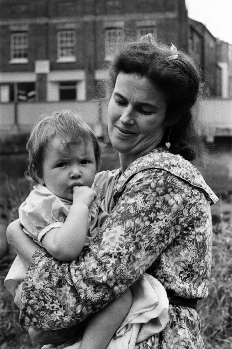 Framed Print : Victoria Gillick and her daughter Clementine, aged 1, at home in Wisbech, Cambridgeshire Framed Print : Victoria Gillick and her daughter Clementine, aged 1, at home in Wisbech, Cambridgeshire