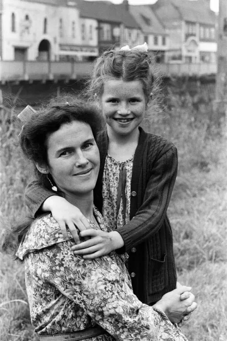 Framed Print : Victoria Gillick and her daughter Jessie, aged 9, at home in Wisbech, Cambridgeshire Framed Print : Victoria Gillick and her daughter Jessie, aged 9, at home in Wisbech, Cambridgeshire