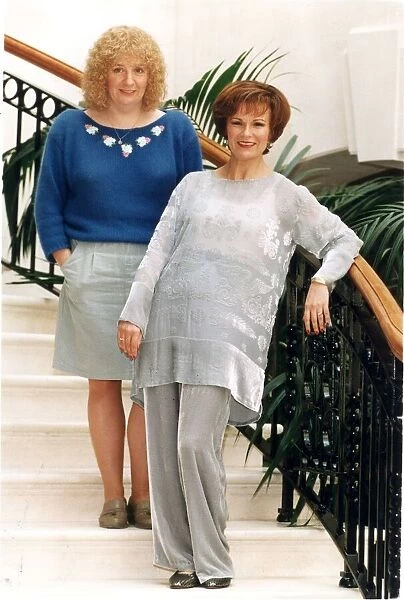 VICTORIA WOOD AND JULIE WALTERS AT A PHOTOCALL FOR PAT & MARGARET 10  /  06  /  1994
