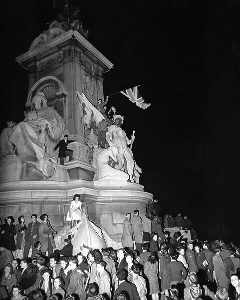 Victory day celebrations at the Victoria Memorial, London. 8th May 1945
