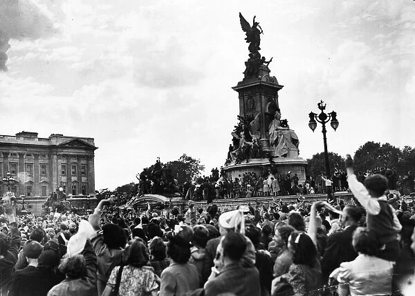 Victory over Japan Day, VJ Day, the crowds at Buckingham Palace and Queen Victoria Statue