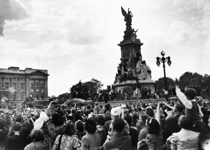 Framed Print : Victory over Japan Day, VJ Day, the crowds at Buckingham Palace and Queen Victoria Statue Framed Print : Victory over Japan Day, VJ Day, the crowds at Buckingham Palace and Queen Victoria Statue