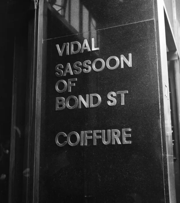Framed Print : Vidal Sassoon Salon, Bond Street, London, Tuesday 13th August 1963 Framed Print : Vidal Sassoon Salon, Bond Street, London, Tuesday 13th August 1963