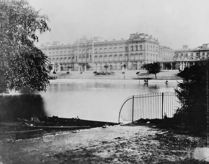 Framed Print : Front view of Buckingham Palace from St James Park, taken before 1913. Circa 1911 Framed Print : Front view of Buckingham Palace from St James Park, taken before 1913. Circa 1911