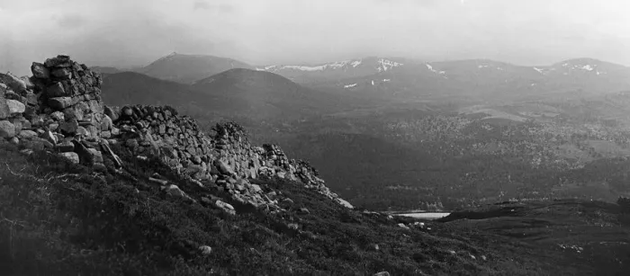 Framed Print : View from the hill named Meall Gorm, looking eastwards towards Balmoral Casatle Framed Print : View from the hill named Meall Gorm, looking eastwards towards Balmoral Casatle