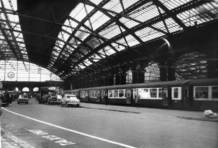 Framed Print : View inside Lime Street Railway Station in central Liverpool, showing the 2 Framed Print : View inside Lime Street Railway Station in central Liverpool, showing the 2