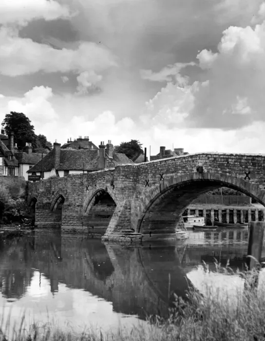 Framed Print : View showing an old bridge crossing the river Medway in the village of Aylesford Framed Print : View showing an old bridge crossing the river Medway in the village of Aylesford