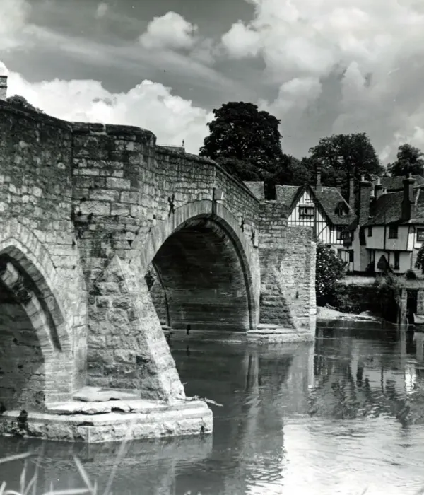 Framed Print : View showing an old bridge crossing the river Medway in the village of Aylesford Framed Print : View showing an old bridge crossing the river Medway in the village of Aylesford