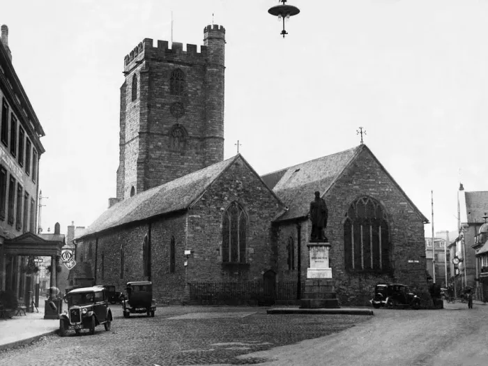 Framed Print : View showing St Marys Church and Duke of Wellington memorial in the market town of Framed Print : View showing St Marys Church and Duke of Wellington memorial in the market town of