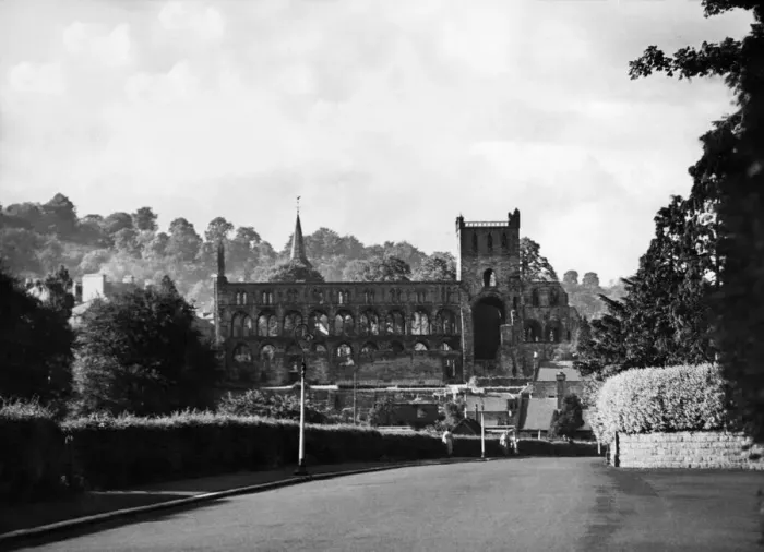 Framed Print : View from the South of Jedburgh Abbey, the ruined 12th century Augustinian abbey