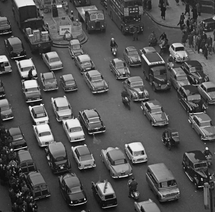 Framed Print : A view of the traffic jams in Holborn from the roof of the Daily Mirror