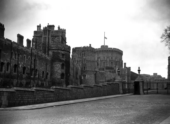 Framed Print : View of Windsor Castle, Berkshire, with the flag at half mast following the death of King Framed Print : View of Windsor Castle, Berkshire, with the flag at half mast following the death of King