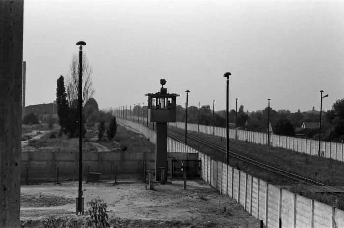 Framed Print : Views of the Berlin Wall, Germany. 7th August 1986 Framed Print : Views of the Berlin Wall, Germany. 7th August 1986