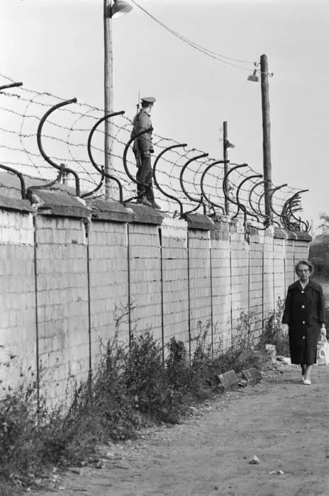 Framed Print : Views of the Berlin Wall with soldiers patrolling. October 1961 Framed Print : Views of the Berlin Wall with soldiers patrolling. October 1961