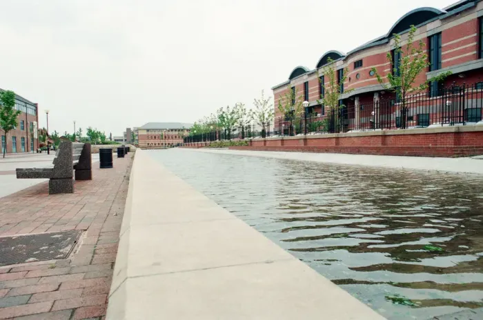 Framed Print : Views around a changing Middlesbrough, 18th May 1993. Law Courts canal