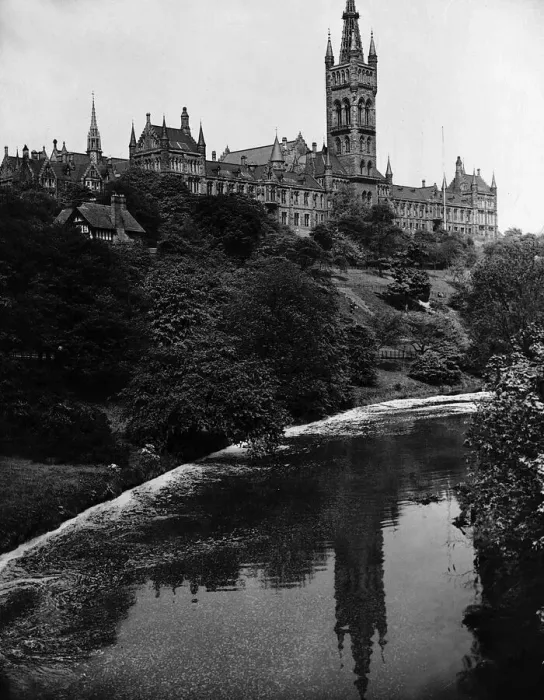 Framed Print : Views Glasgow University with the River Kelvin flowing alongside Framed Print : Views Glasgow University with the River Kelvin flowing alongside