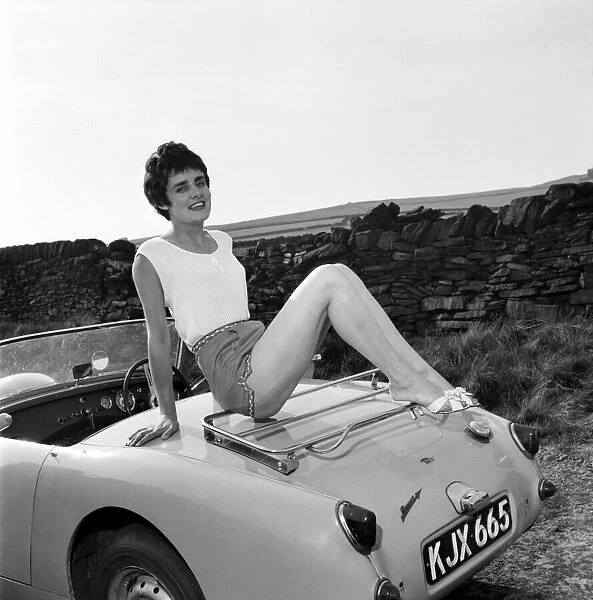 Viki Lincoln, British female racing driver. Glamour  /  60s fashion. June 1960 M4373-003