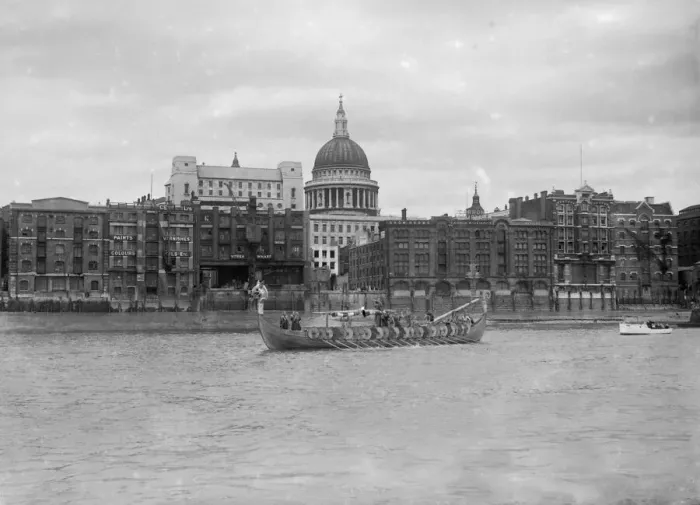 Framed Print : Viking Ship sails up River Thames to Richmond. 1949 Passing St Paul Framed Print : Viking Ship sails up River Thames to Richmond. 1949 Passing St Paul
