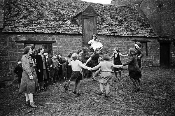 Villagers dance to the Ilmington Fiddler, Warwickshire. Circa 1945
