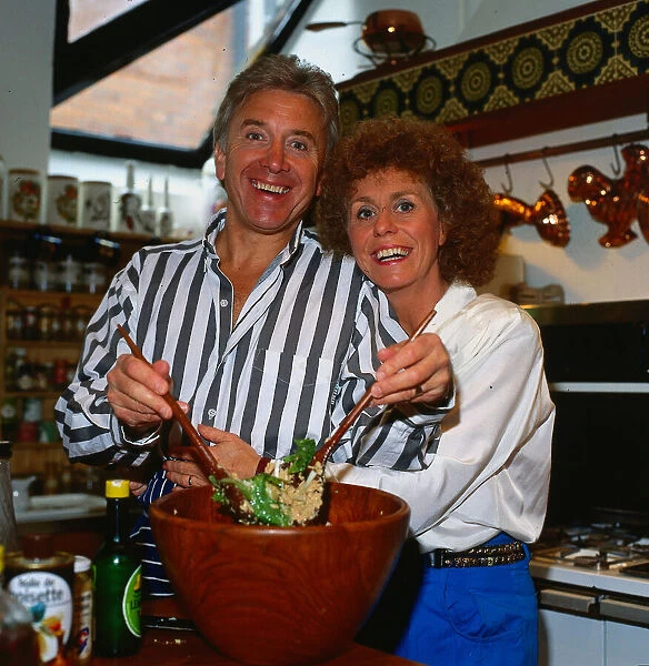 Vince Hill singer July 1988 With wife Anne in kitchen salad bowl spoons
