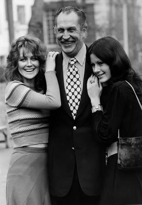 Framed Print : Vincent Price with Fiona Lewis and Valli Kemp December 1971