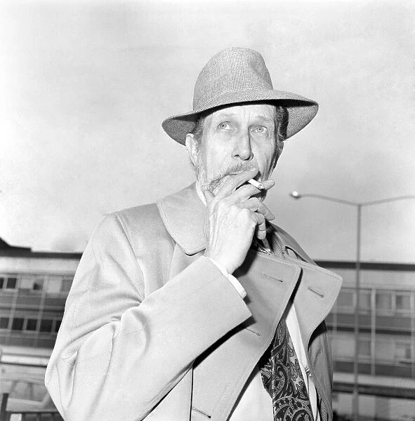 Vincent Price, horror actor, arrived from San Francisco to do a T. V. show